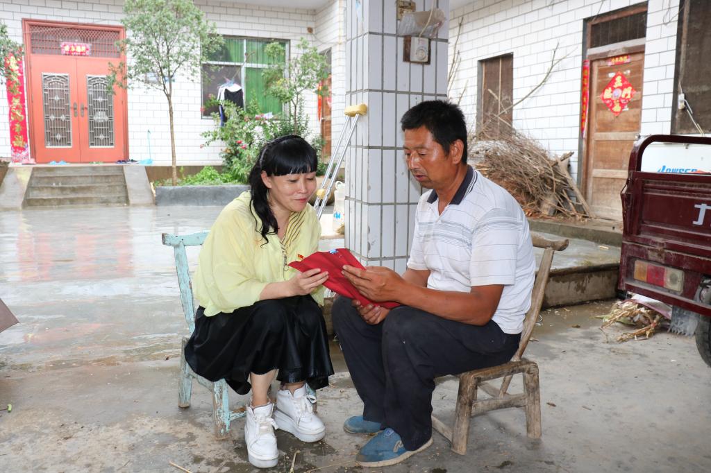 邢利红副书记为学生家长介绍学生有关受助情况