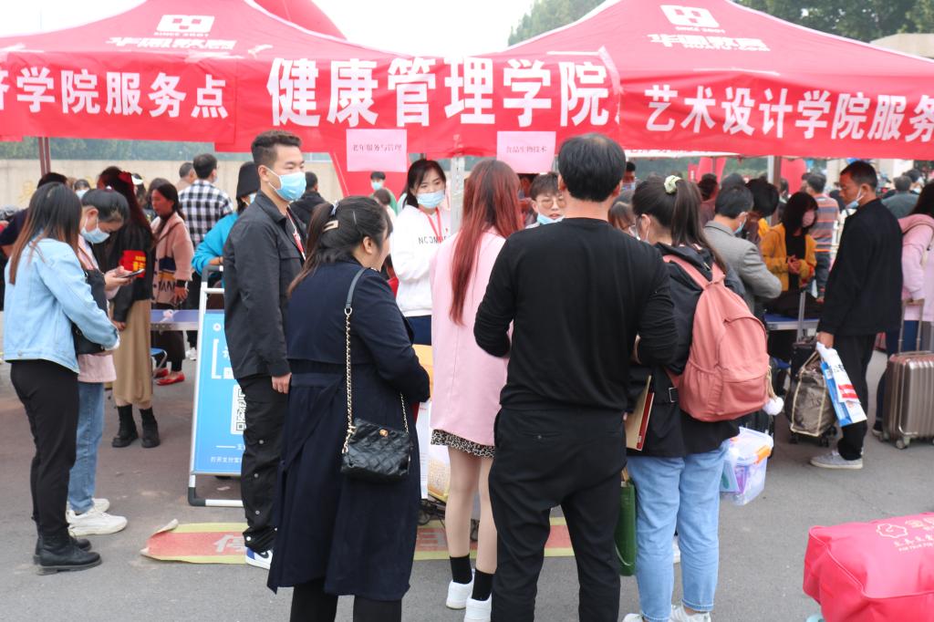 我院学生志愿者热情为新生提供服务