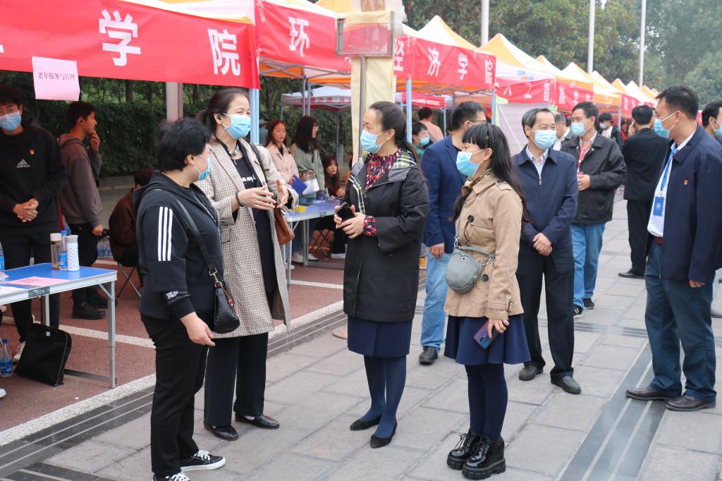 党委书记王雪云到我院迎新点指导工作